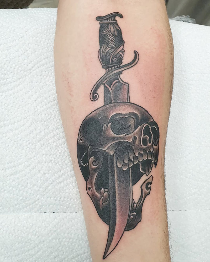 Traditional: "Dolch durch Totenkopf"