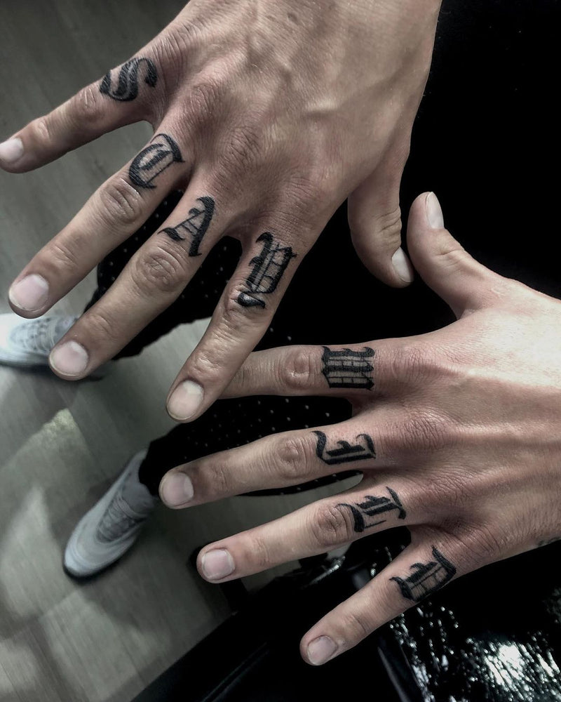 Lettering: Fingertattoo