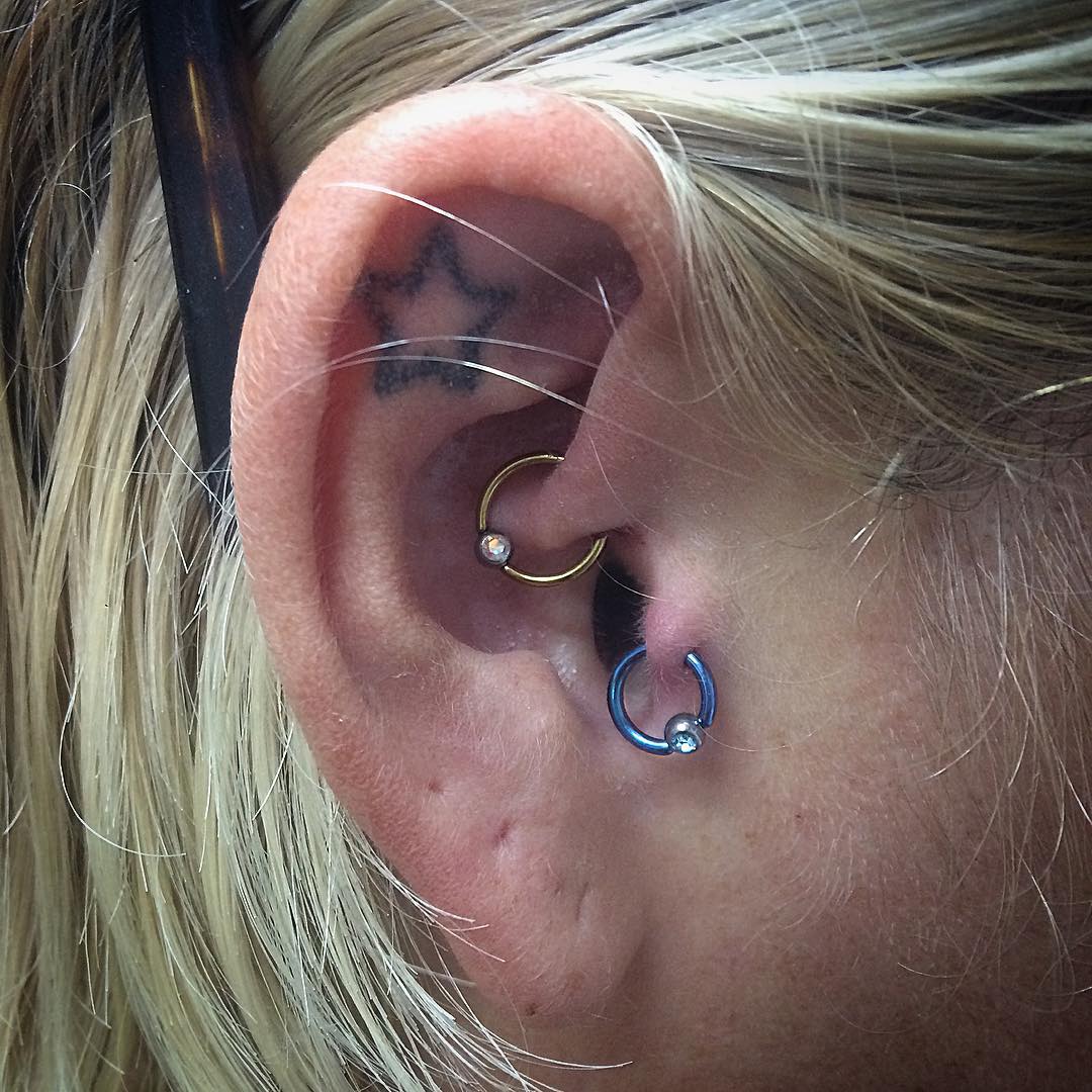 Inner Conch Piercing mit Stab