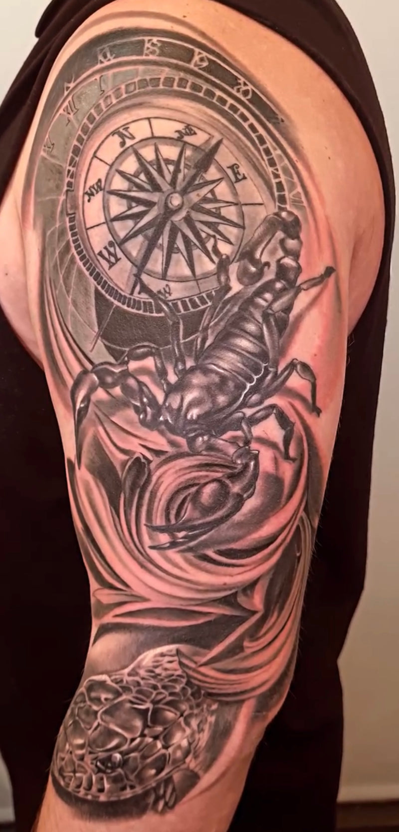 Black&Grey: "Kompass mit Skorpion"