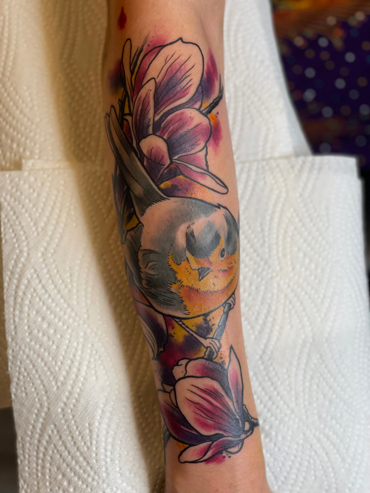 Neotraditional: Vogel mit Blumen