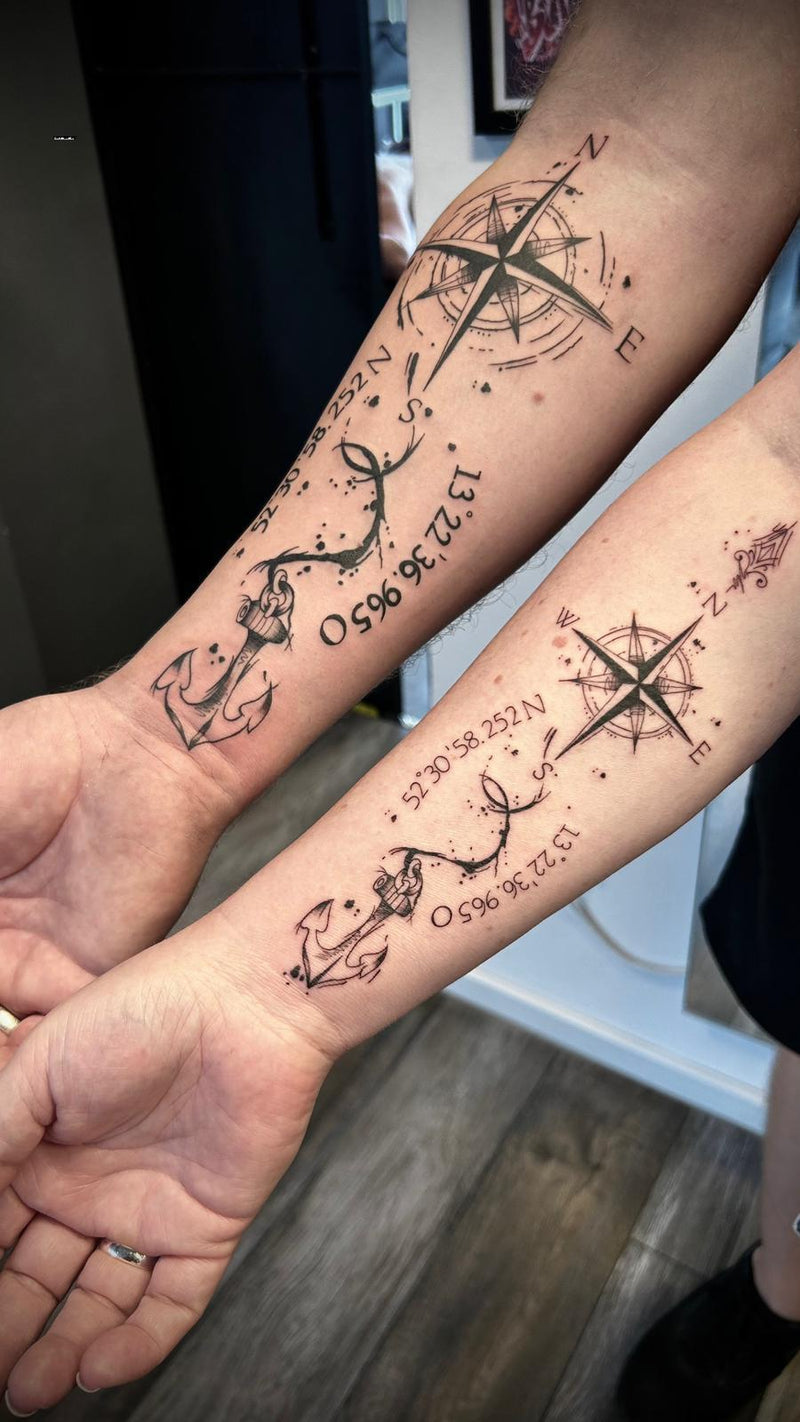 Fineline/Lettering: Kompass/Anker Partnertattoo