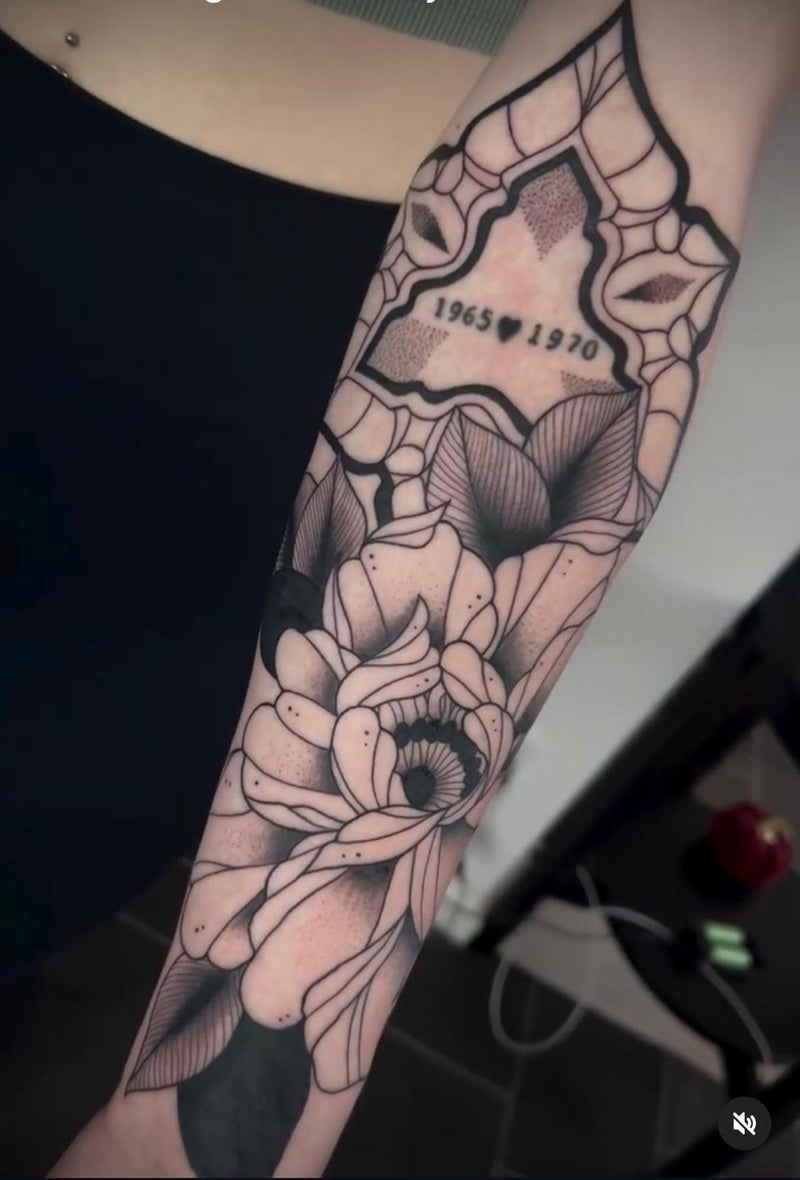 Blackwork: "Ewige Blüte"