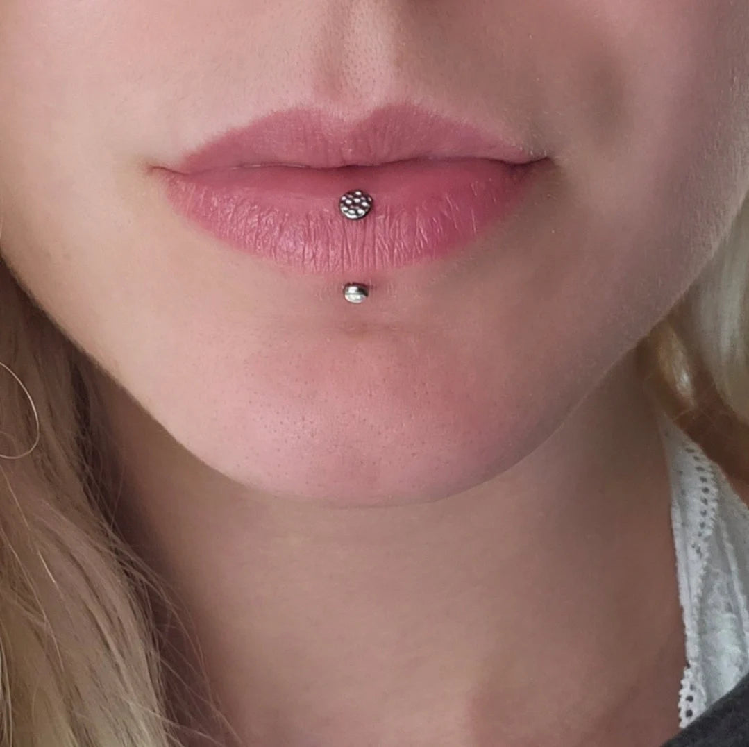 Lippenpiercing mit Stab