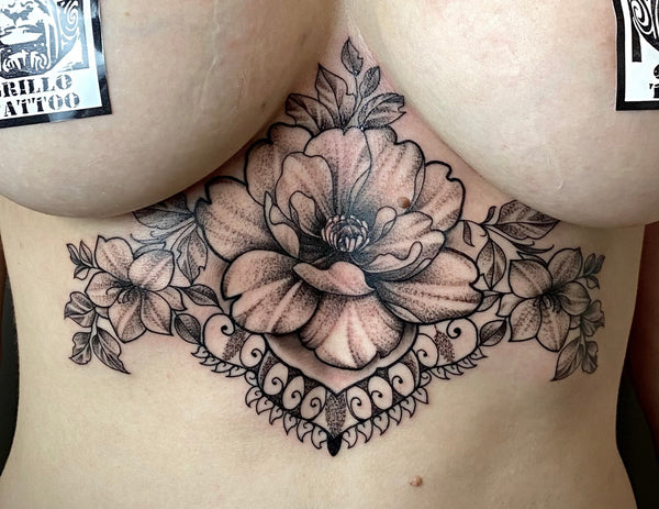 Fineline: Blumen unter der Brust