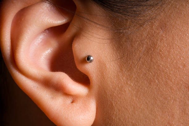 Tragus Piercing mit Stab