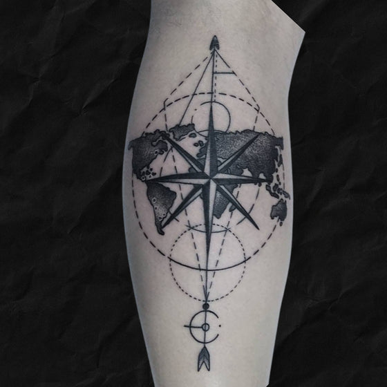 Kompass Tattoo auf wade mit geometrischen elementen, gestochen im Atelier Hannibal Tattoo Studio in Euskirchen