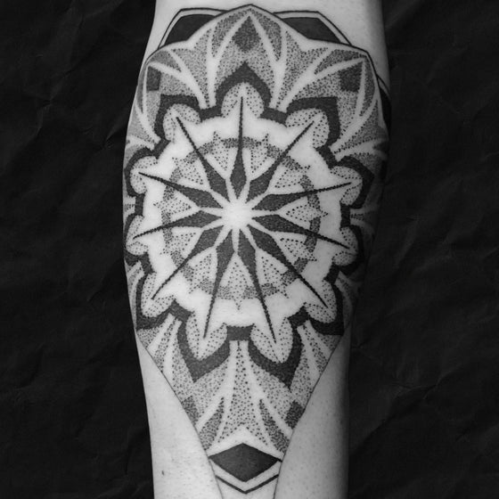 Dotwork Mandala Geometric Tattoo vom Atelier Hannibal Tattoo Studio in Hürth