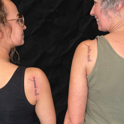 Freundschaft tattoo von 2 schwester, schriftzug auf schulter, gestochen im atelier hannibal tattoo studio in erftstadt