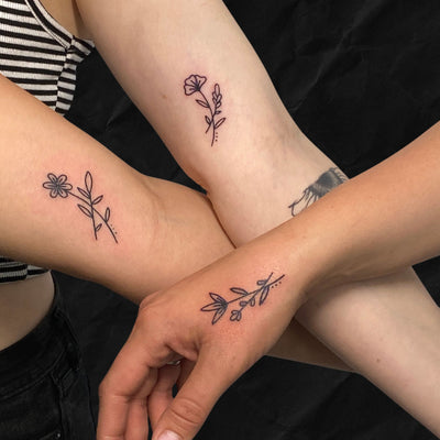 Fineline: Blumen Partnertattoo