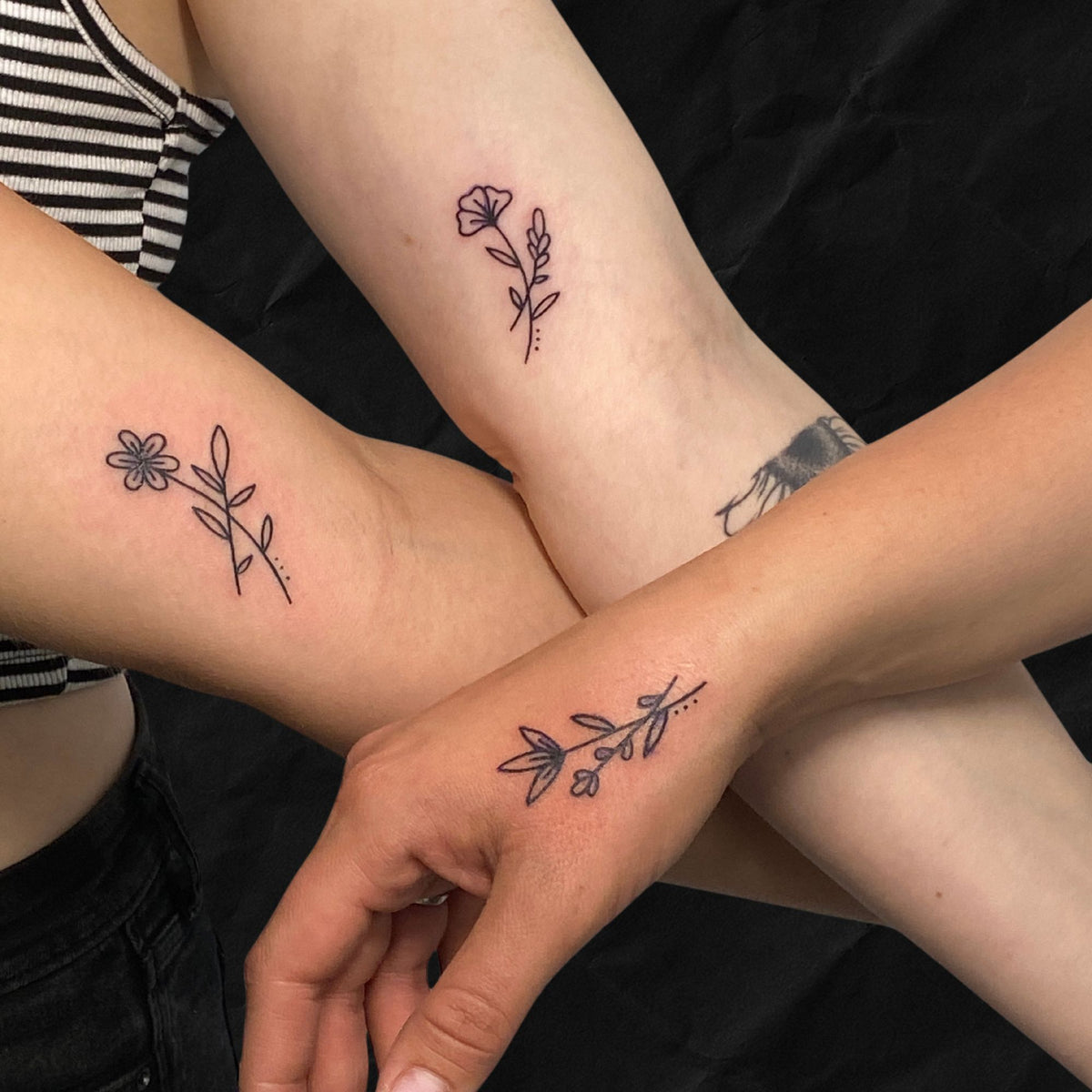 Fineline: Blumen Partnertattoo