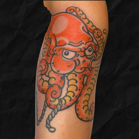 Oktopus Tattoo im Traditional Stil (american oldschool) in farbe, gestochen im Atelier Hannibal Tattoo Studio in Euskirchen