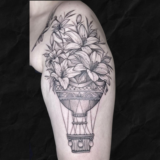 Florales Tattoo: Heißluftballon im fineline stil und anstatt dem ballon oben sieht man schöne blumen vom Atelier Hannibal Tattoo Studio in Hürth