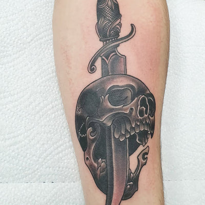 Traditional: "Dolch durch Totenkopf"