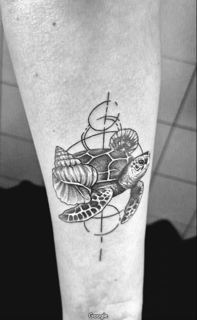 Schildkröten Tattoo mit geometrischen Mustern von Asaf im Atelier Hannibal Tattoo Studio in Hürth