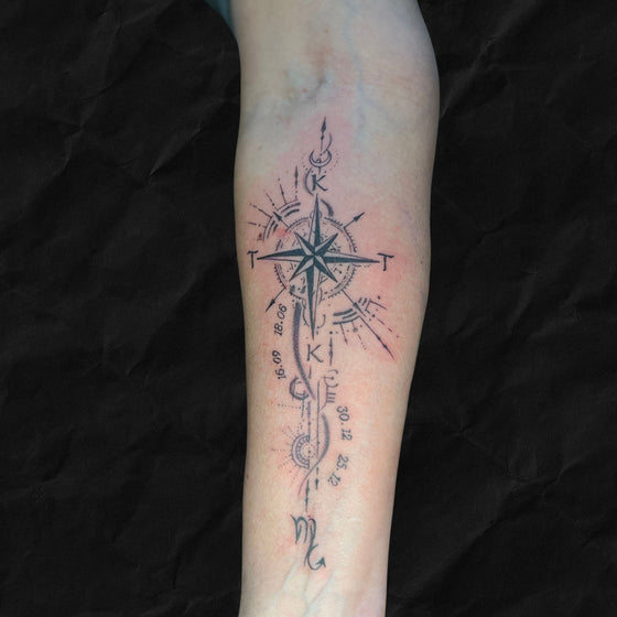 Kompass mit koordinaten im sketch style vom Atelier Hannibal Tattoo Studio in Hürth