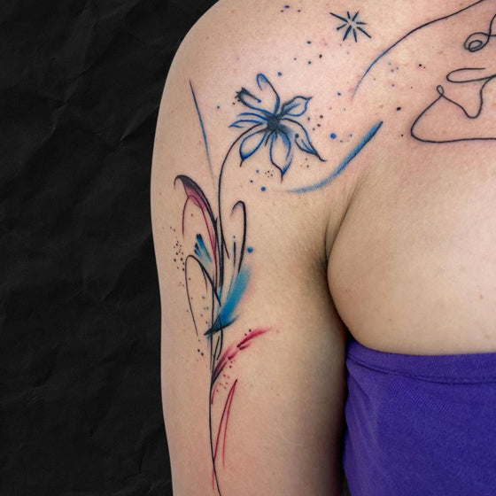 Floral Tattoo Oberarm und schulter im sketch stil in kombination mit watercolor elementen, gestochen im Atelier Hannibal Tattoo Studio in Euskirchen