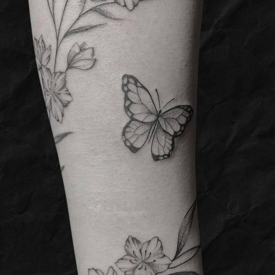 schmetterling tattoo im fineline stil vom Atelier Hannibal Tattoo Studio in Hürth