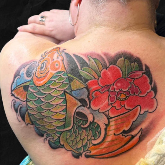 Japanese Koi Cover-Up-Tattoo mit Pfingstrose auf Schulterblatt, gestochen im Atelier Hannibal Tattoo Studio in Euskirchen