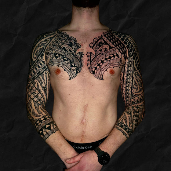 Maori Tattoo Sleve über beide Arme und beide Brüste von Fabio vom Atelier Hannibal Tattoo Studio in Hürth