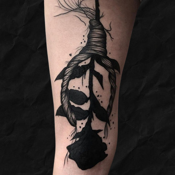 Blackwork Rosen Tattoo kopfüber mit strick vom Atelier Hannibal Tattoo Studio in Hürth