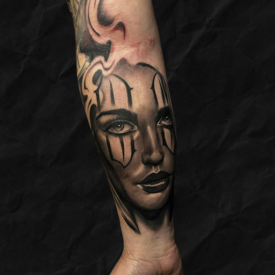 Chicano Frauenportrait Unterarm Tattoo, gestochen im Atelier Hannibal Tattoo Studio in Euskirchen