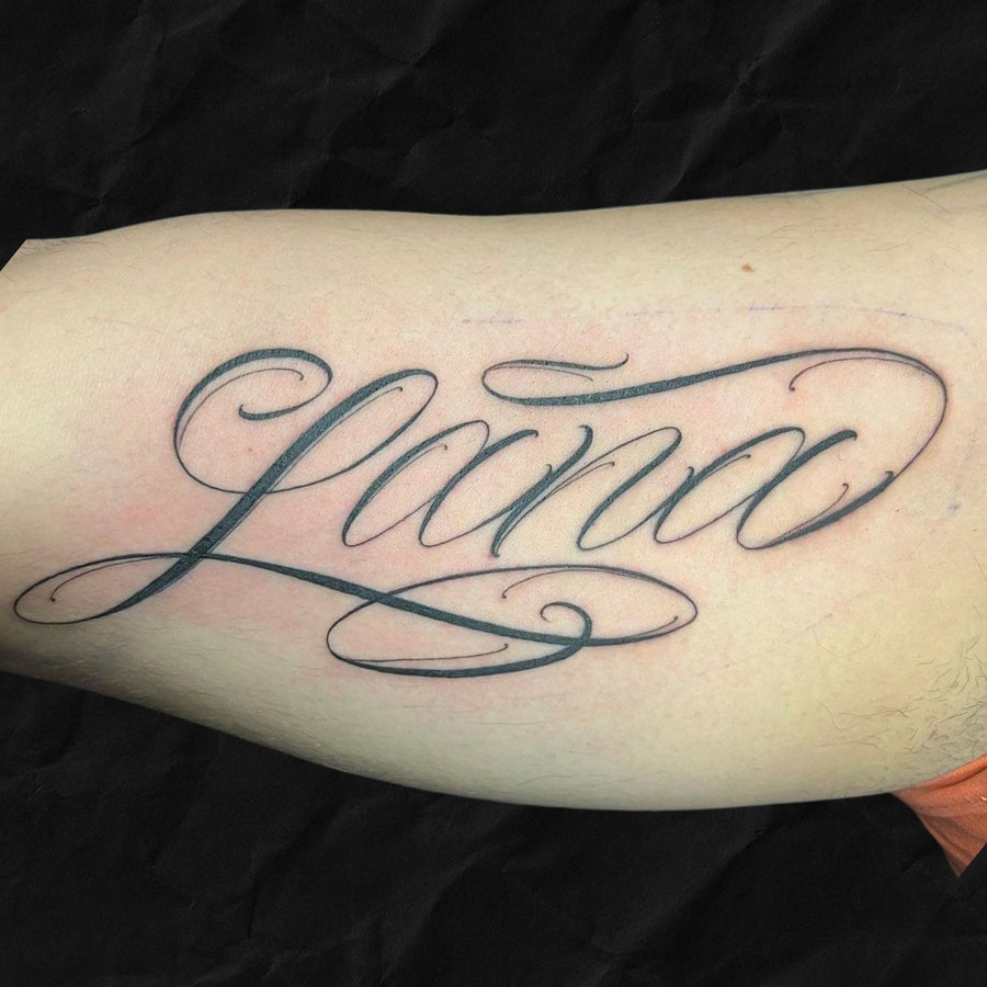 Lettering Schriftzug Tattoo Name Oberarm Innenseite, gestochen im Atelier Hannibal Tattoo Studio in Euskirchen