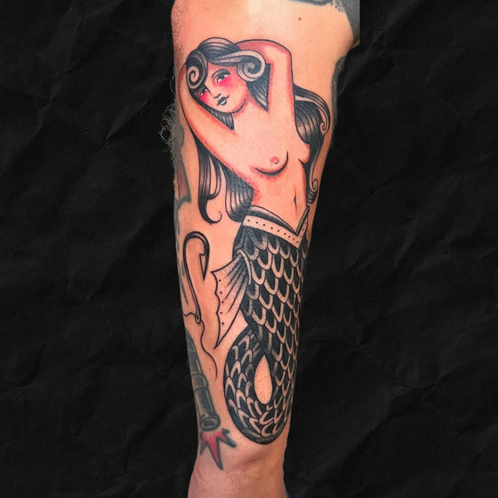 Meerjungfrau Tattoo im traditional tattoo stil vom Atelier Hannibal Tattoo Studio in Hürth