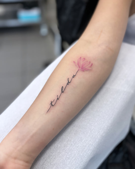 Fineline: Schriftzug mit Blume