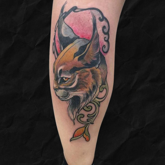 Neotraditional Luchs Tattoo in Farbe auf Wade, gestochen im Atelier Hannibal Tattoo Studio in Euskirchen