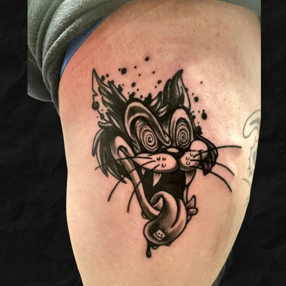 Tom Tattoo, von Tom & Jerry, auf Oberschenkel, black & grey gestochen im Atelier Hannibal Tattoo Studio in Euskirchen