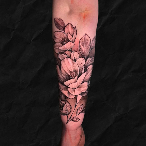 Floral Tattoo Unterarm im Fineline stil mit dotwork elementen, gestochen im Atelier Hannibal Tattoo Studio in Euskirchen
