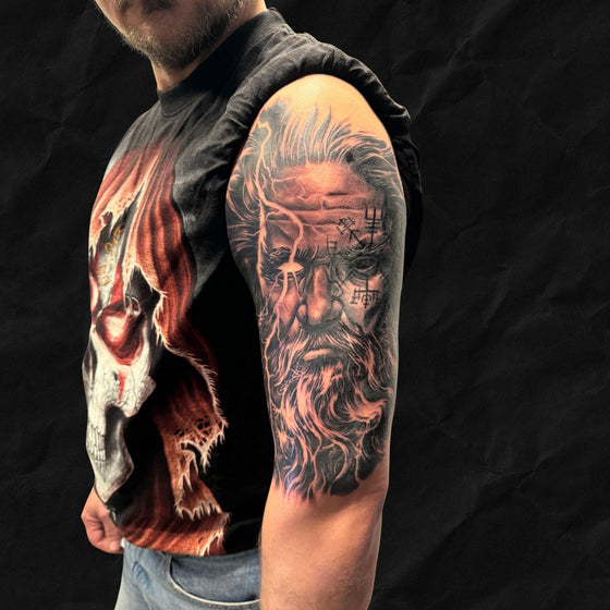 Odin Tattoo im realistic stil auf oberarm, nordic, gestochen im Atelier Hannibal Tattoo Studio in Euskirchen