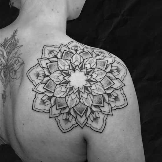 Mandala Tattoo mit Dotwork elementen auf schulterblatt, gestochen im Atelier Hannibal Tattoo Studio in Euskirchen