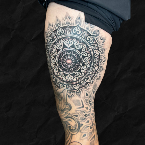 mandala tattoo oberschenkel vom Atelier Hannibal Tattoo Studio in Hürth