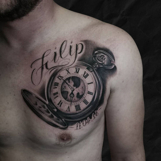 Uhr mit Name "Filip" und Datum auf Brust im Realistic stil, gestochen im Atelier Hannibal Tattoo Studio in Euskirchen