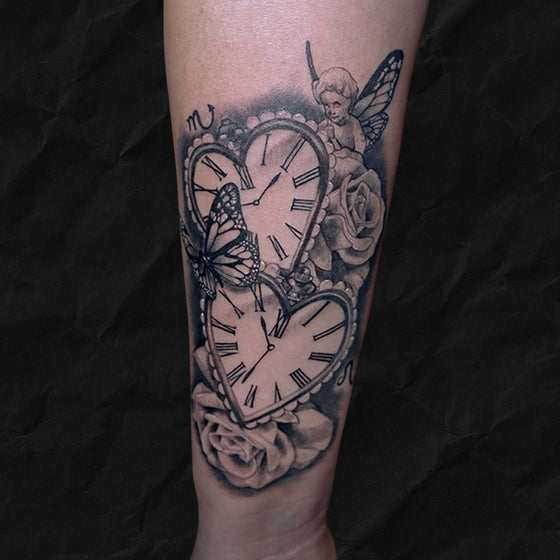 Uhren in Herzform mit schmetterlingen, Rosen und Engeln vom Atelier Hannibal Tattoo Studio in Hürth