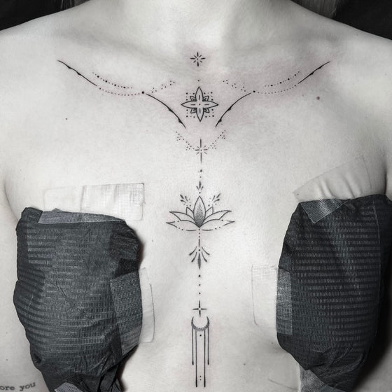 Fineline Ornamental Schlüsselbein und Brustbein Tattoo gestochen im Atelier Hannibal Tattoo Studio in Euskirchen