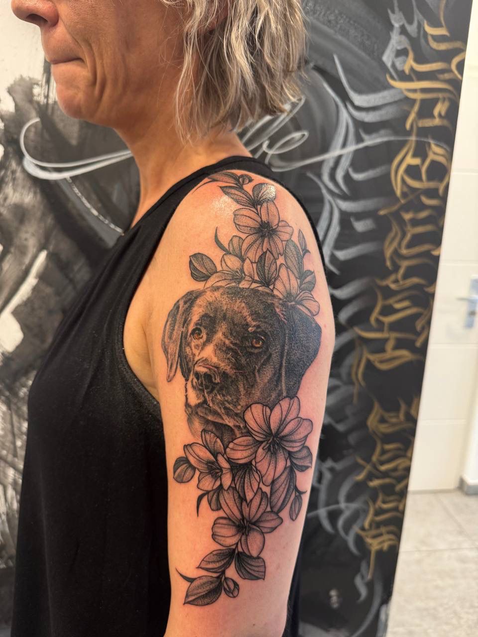 Realistic: Hunde Portrait mit Blumen