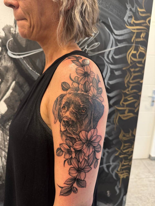 Realistic: Hunde Portrait mit Blumen