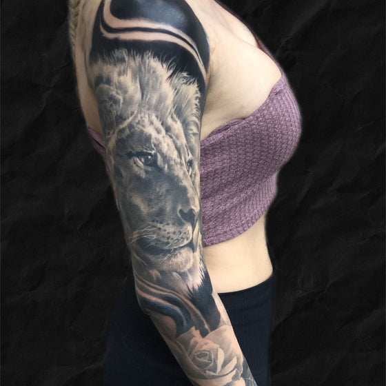 Löwen Portrait Sleeve Tattoo mit Rosen Realistic, gestochen von Hannibal