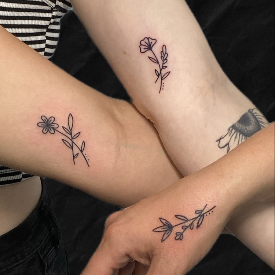 Florales Freundschafts-Tattoo im Fineline Stil von Mario im Atelier Hannibal Erftstadt