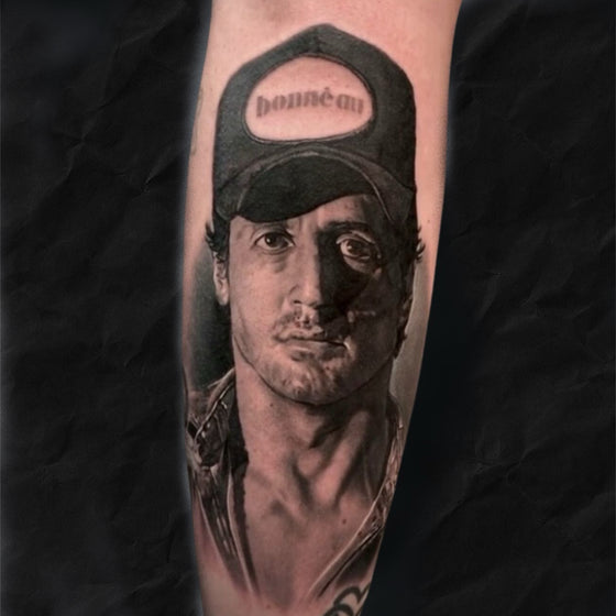 Portrait Tattoo Black and Grey auf Wade, gestochen im Atelier Hannibal Tattoo Studio in Euskirchen