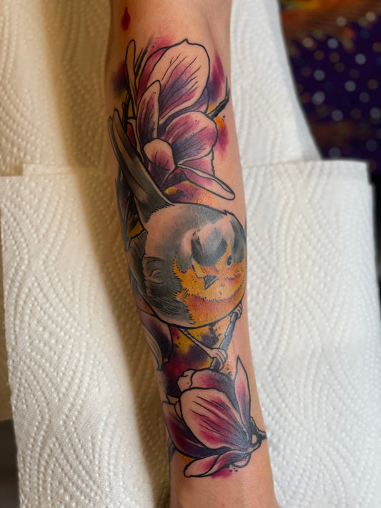 Neotraditional: Vogel mit Blumen