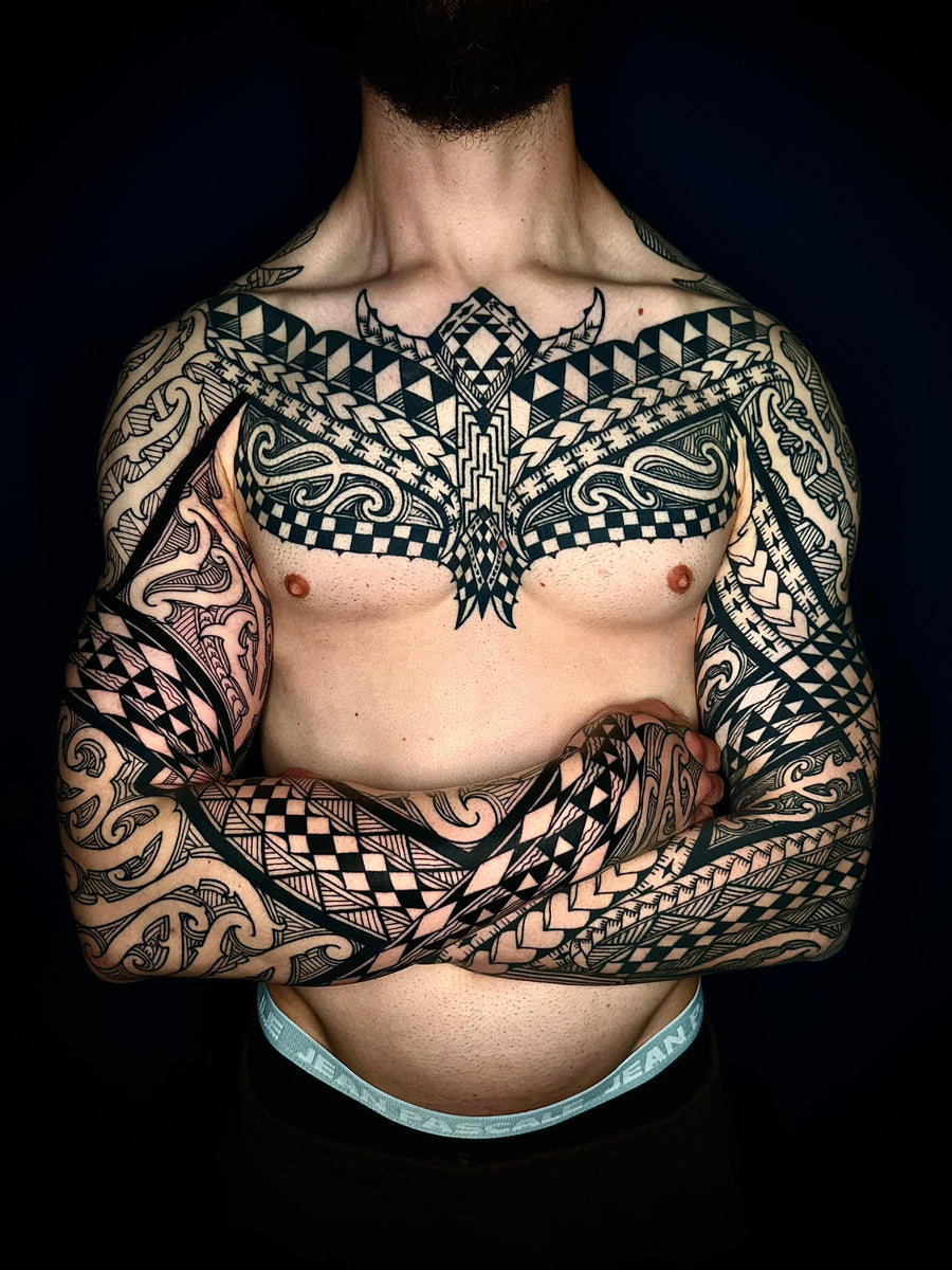 Maori Sleeve Tattoo über beide Arme, innen sowie außenseite sowie Hände und die komplette Brust. Alles Freihand vom Maori Spezialisten Fabio im Atelier Hannibal Hürth gestochen