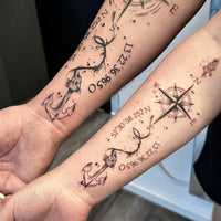 Fineline/Lettering: Kompass/Anker Partnertattoo