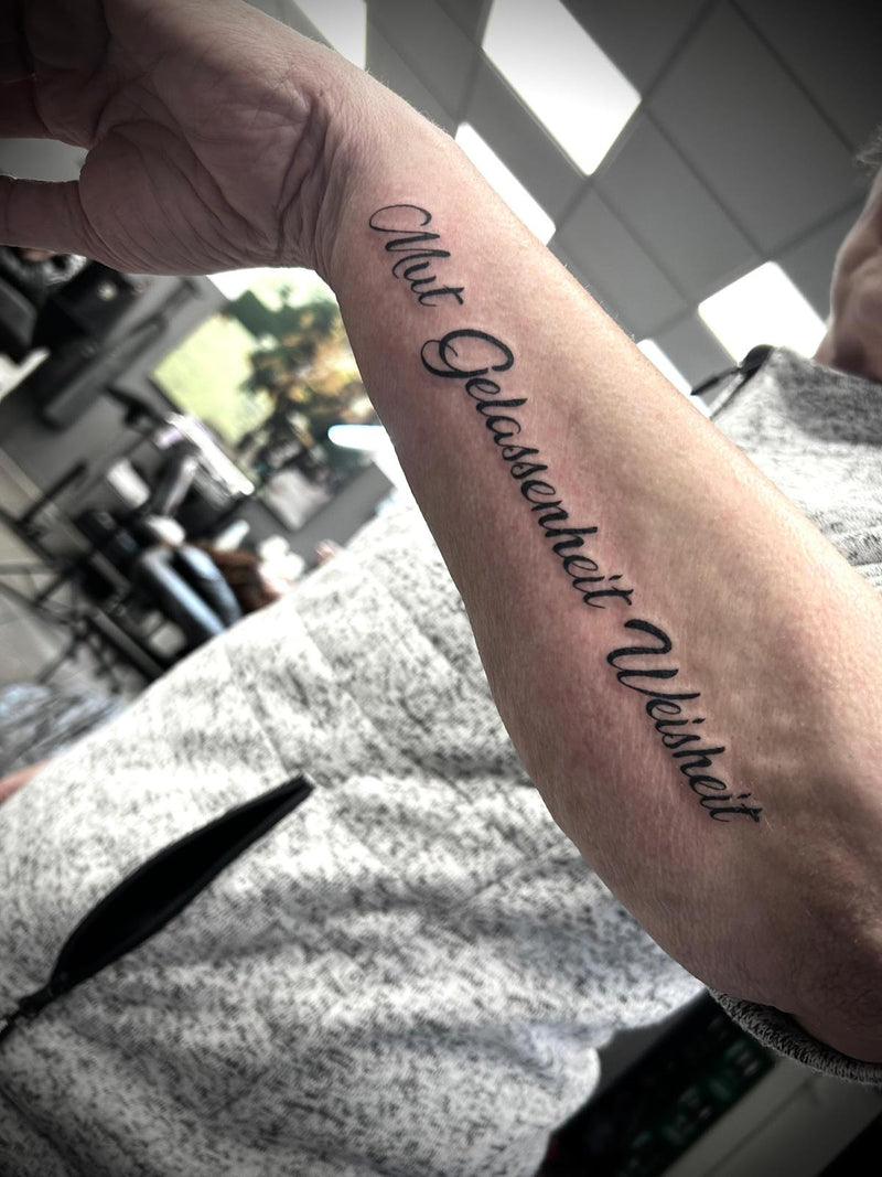 Lettering: "Mut, Gelassenheit und Weise"
