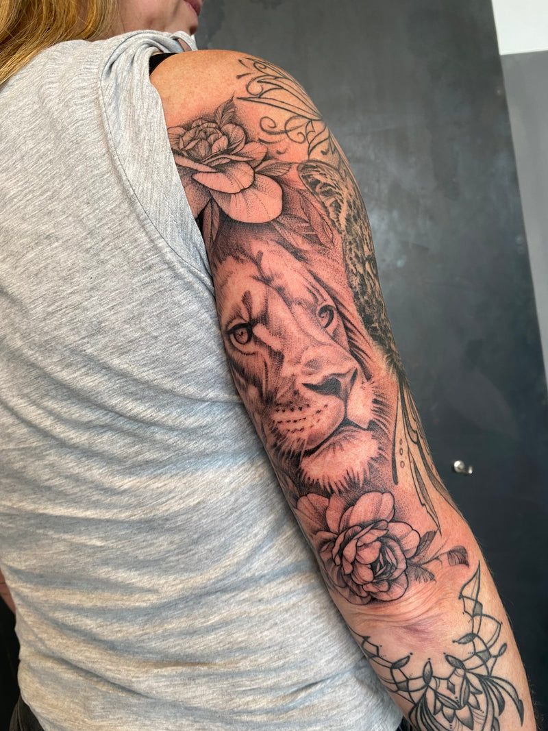 Realistic: Löwe mit Blumen