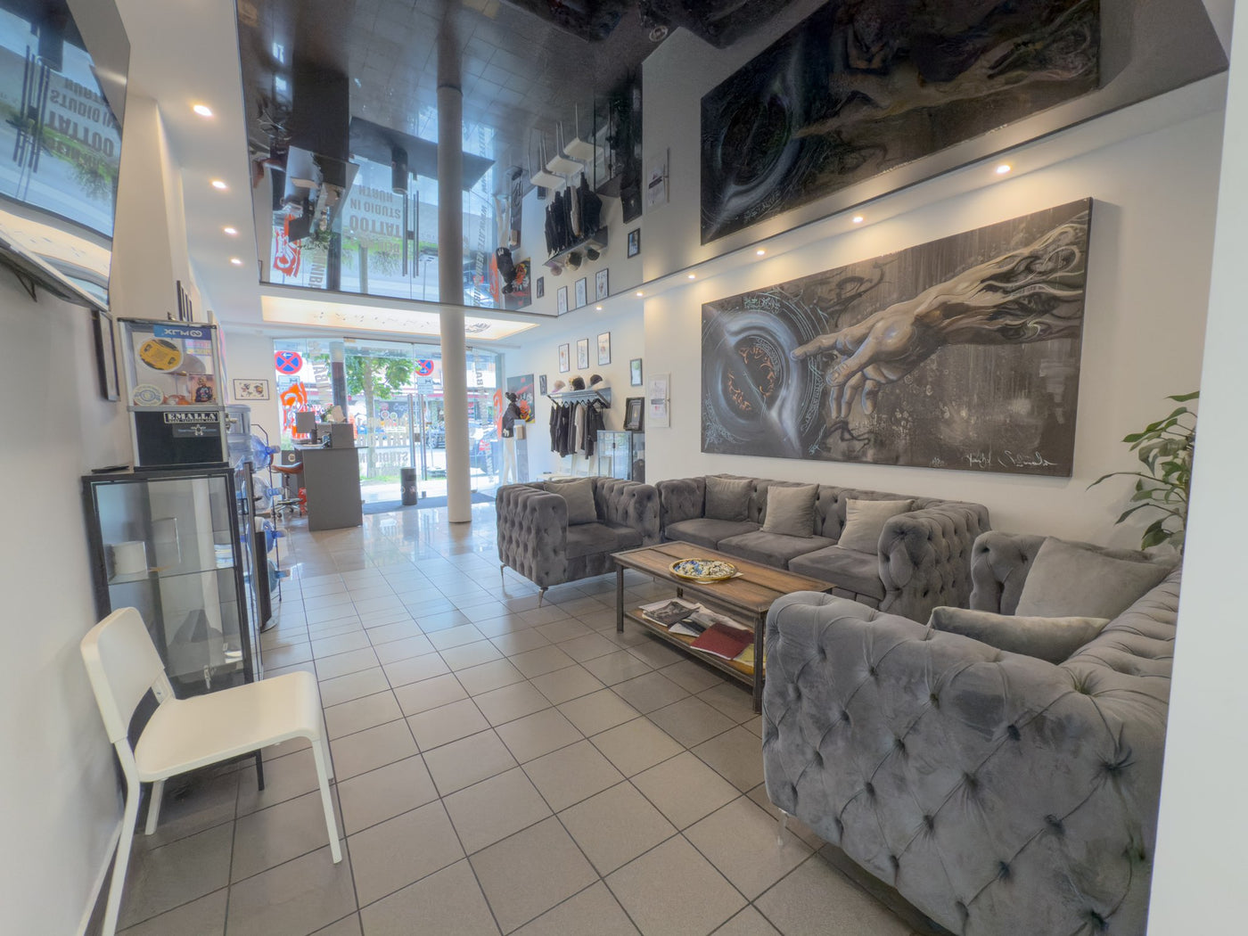 Eingangsbereich aus der sicht vom Flur mit Couch und theke vom atelier hannibal tattoo studio in hürth