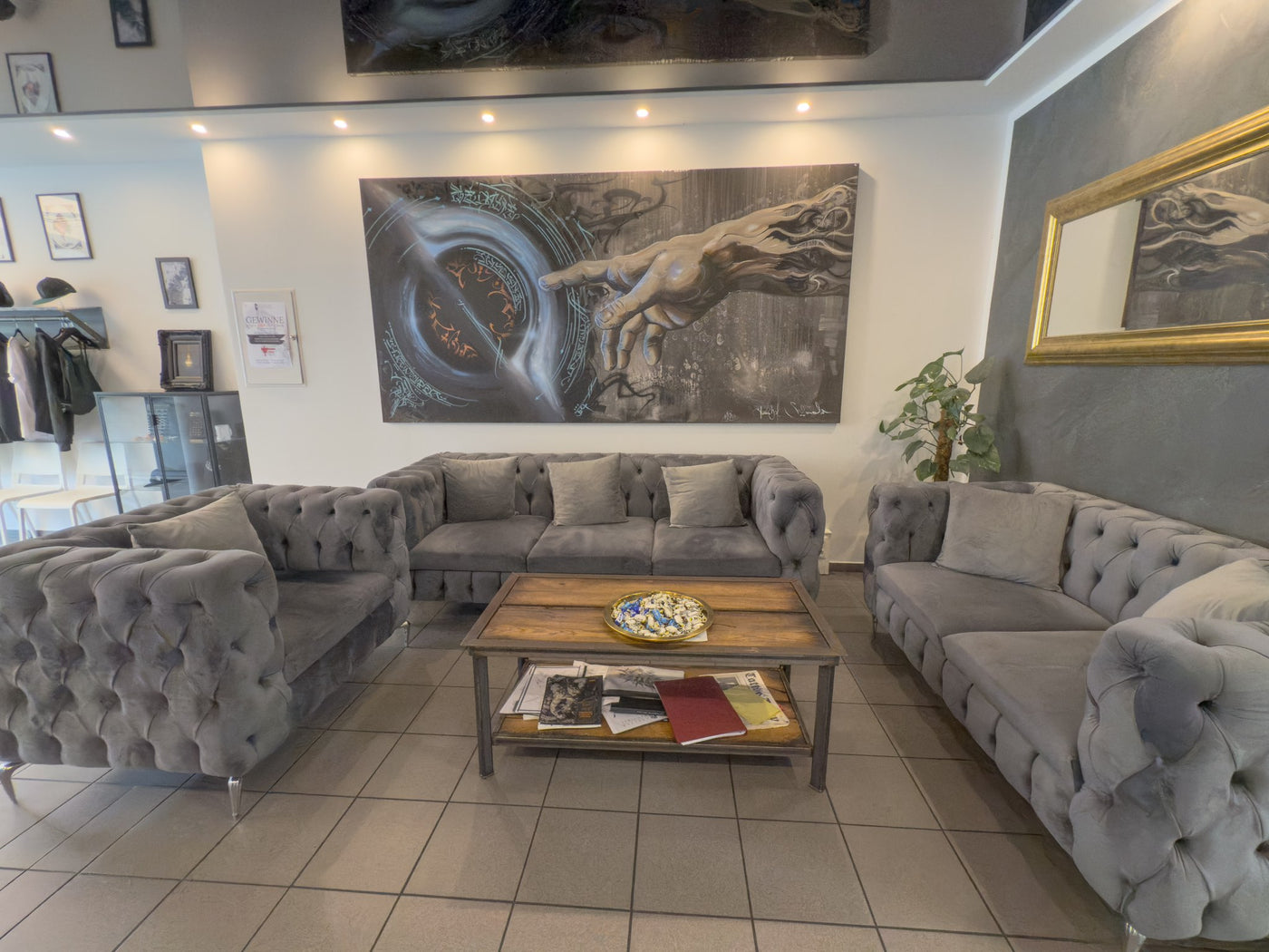wartebereich mit couch und tisch vom atelier hannibal tattoo studio in hürth
